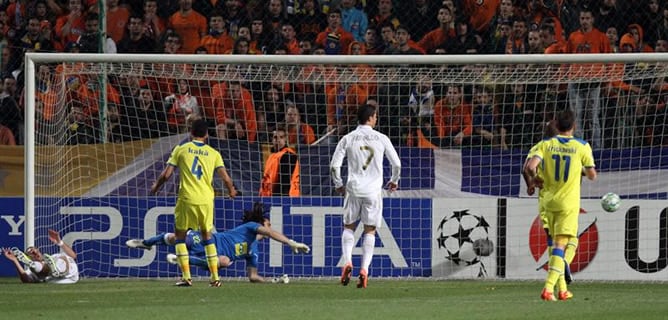 El atacante del Real Madrid Karim Benzema anota el 1-0 contra el Apoel FC durante el partido de ida de cuartos de final de Liga de Campeones disputado en el estadio GSP de Nicosia