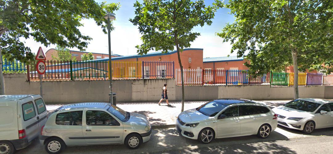 Exteriores del colegio Dulce Chacón