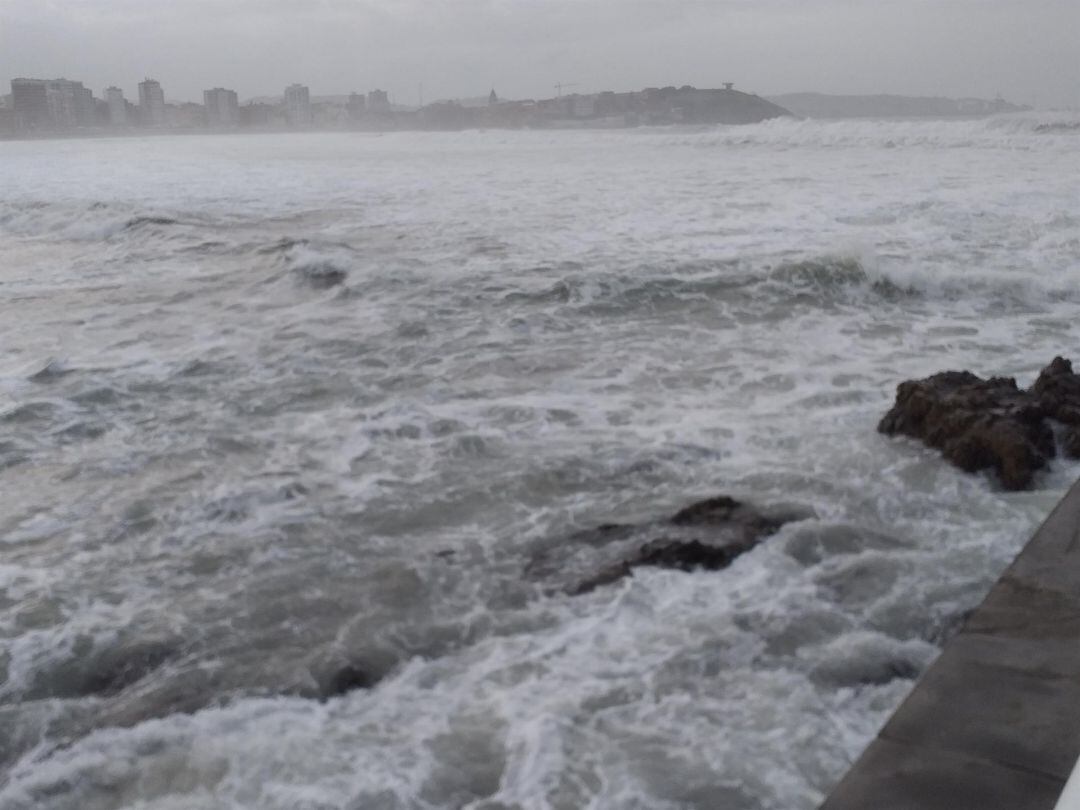 Oleaje del Cantábrico en la playa de San Lorenzo