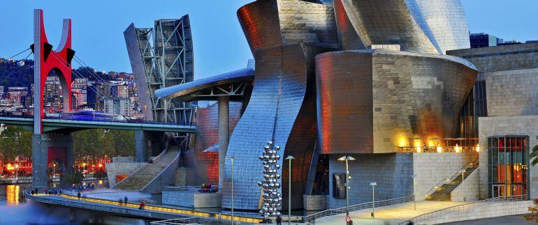 La ría de Bilbao a su paso por el museo Guggenheim, obra del arquitecto Frank Gehry.