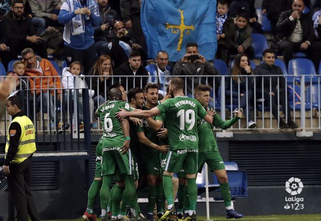 Los jugadores del Sporting celebran el gol en La Rosaleda.