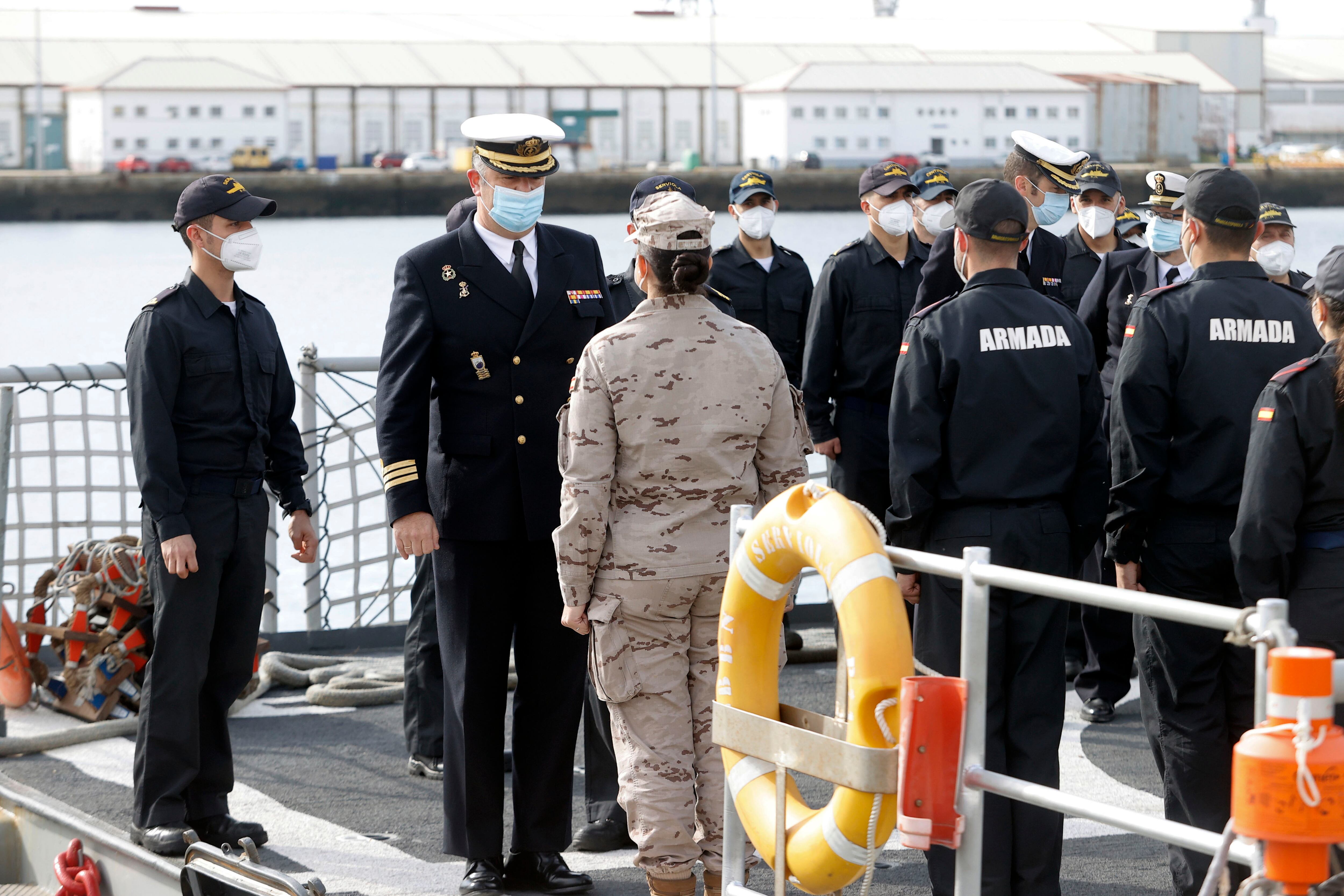 FERROL, 22/03/2022.- El capitán de Acción Marítima pasa revista a la tripulación del patrullero de altura &quot;Serviola&quot; antes de la salida del buque que abandona este martes su base en el Arsenal Militar de Ferrol para sumarse a un despliegue en la costa occidental de África y el golfo de Guinea. EFE/Kiko Delgado
