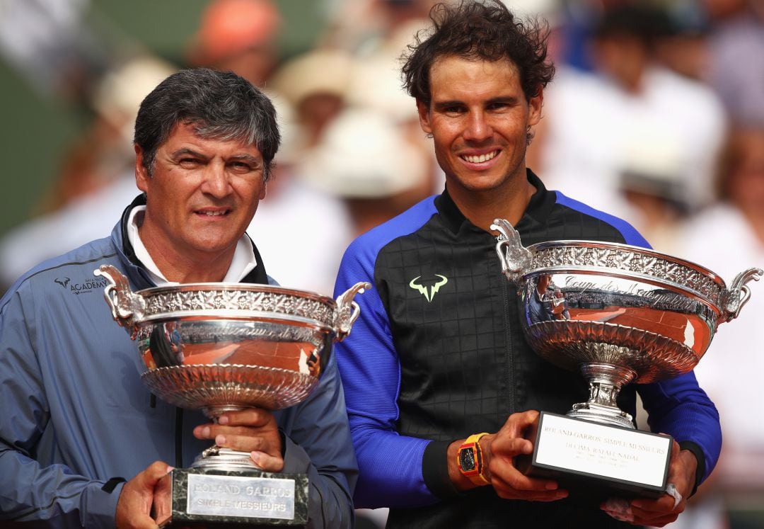 Nadal, junto a su tío Toni, en el momento de la celebración en París