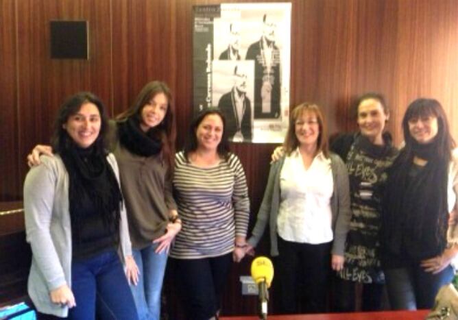 Olga Cesteros, Esther Sánchez,  Chelo de León, Encar Prieto, Nuria Nieto y su hija Silvia, junto a la imagen de su padre