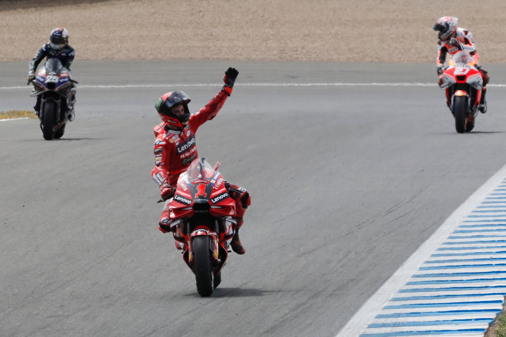 JEREZ DE LA FRONTERA (CÁDIZ), 30/04/2023.- El piloto italiano de Ducati Pecco Bagnaia celebra su victoria durante del Gran Premio de España de MotoGP celebrado este domingo en el circuito &quot;Ángel Nieto&quot; de Jerez de la Frontera (Cádiz). EFE/ Jose Manuel Vidal
