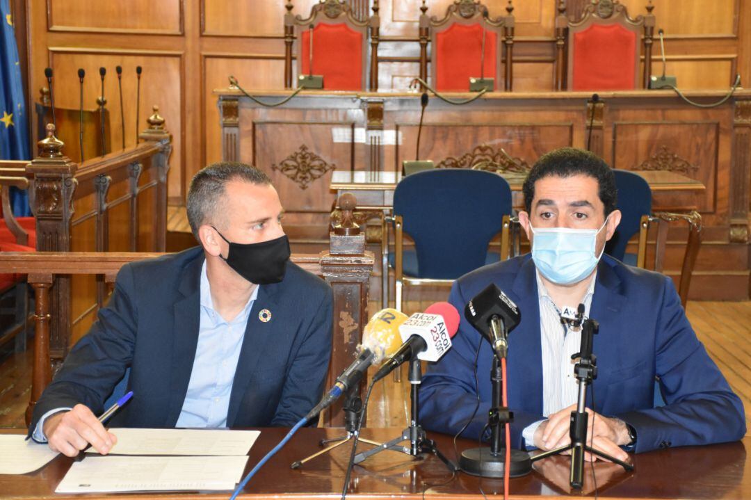Alberto Belda, edil de Empresa, y Antonio Francés, alcalde de Alcoy, presentando la nueva oficina integral para el tejido industrial.