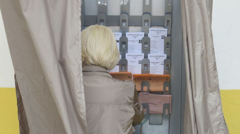 Teófila Martínez ejerce su derecho al voto el 26 de junio