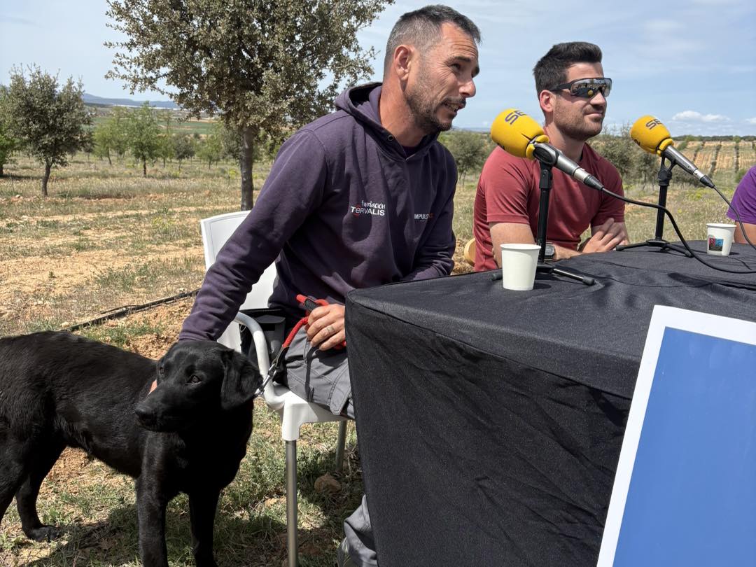 Ivan Vinuesa con uno de los perros truferos
