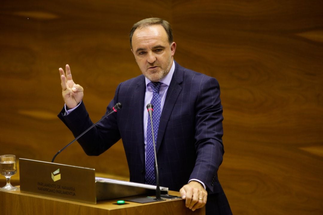 El presidente de UPN, Javier Esparza, interviene desde la tribuna del Parlamento de Navarra