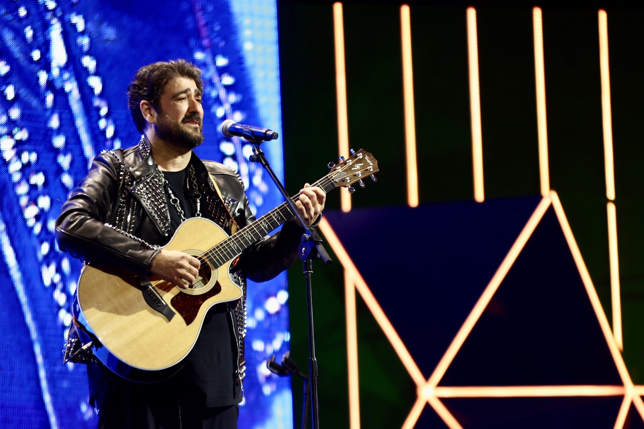 Antonio Orozco durante su actuación en los Premios Dial