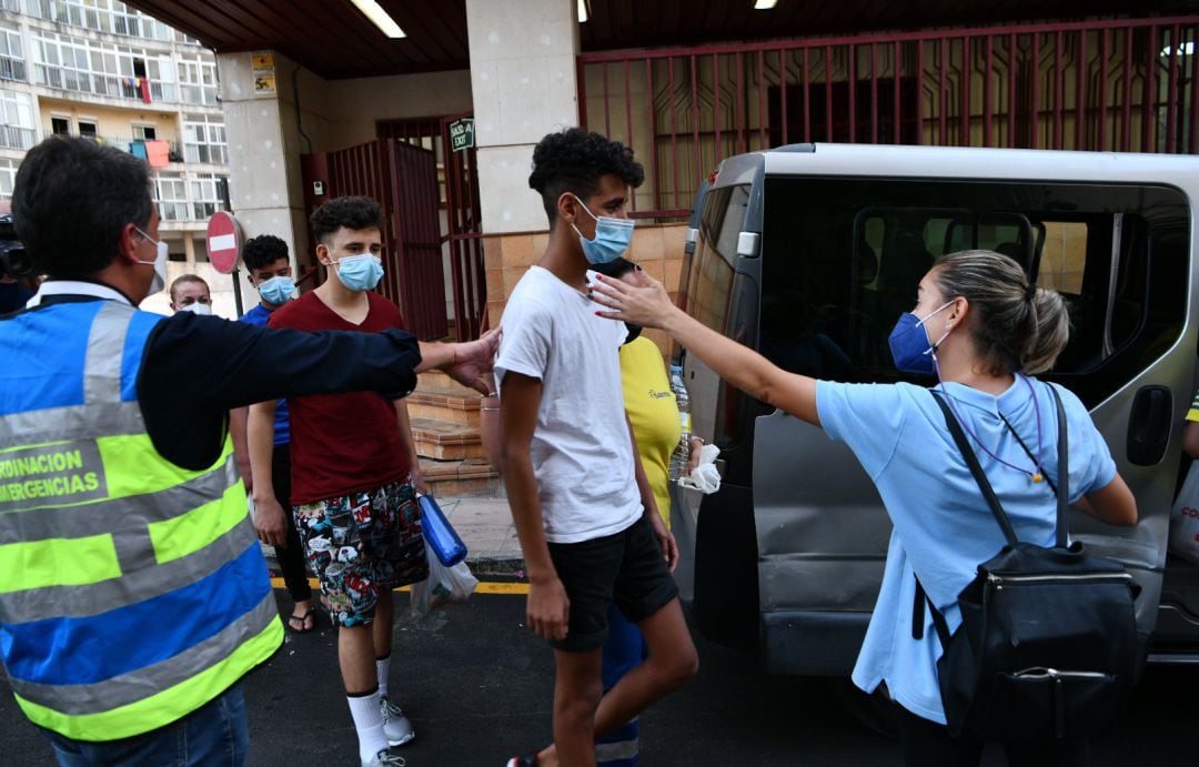 Trabajadores ayudan a tres de los menores marroquíes a las puertas del juzgado tras presentar una denuncia solicitando habeas corpus minutos antes de ser repatriados a su país