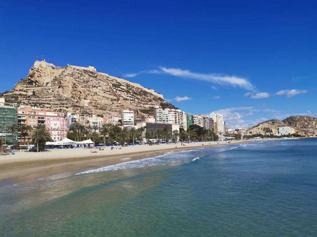 Frente litoral de Alicante desde la playa de El Postiguet