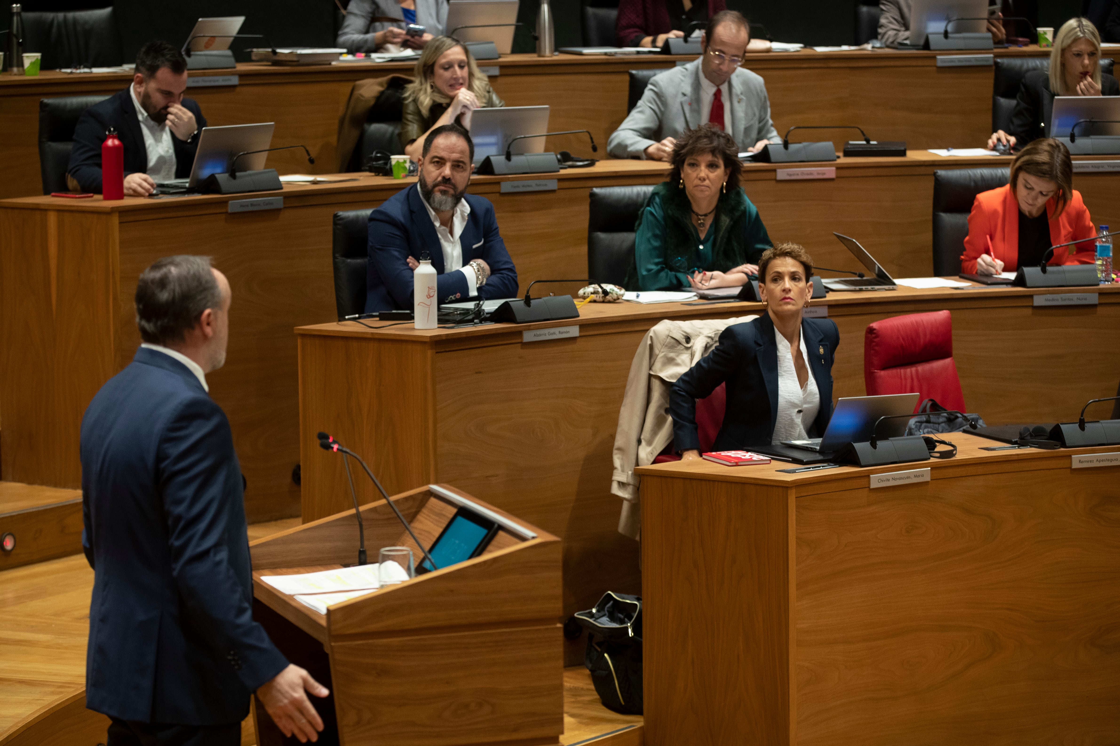 El líder de UPN, Javier Esparza, durante una intervención en el Parlamento de Navarra ante la presidenta de Navarra, María Chivite (d)