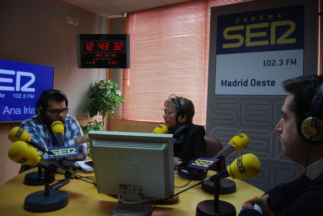 De izquierda de derecha los periodistas Rubén Sánchez, Elisa Blanco y Gustavo muñana