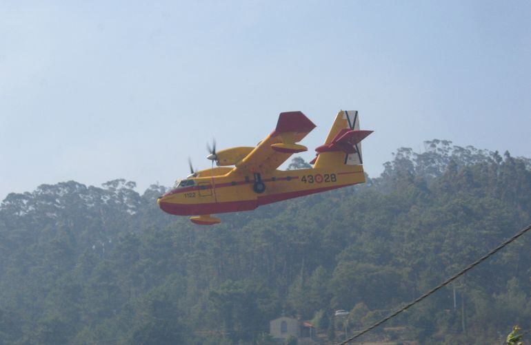 Avión contra incendios interviene en un fuego durante el verano 2016