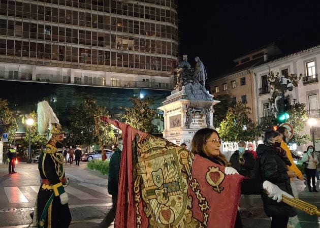 La concejala Lucía Garrido traslada el Estandarte Real desde la Alhambra hasta la Capilla Real en el día en el que se cumple el 500 aniversario del traslado, con el mismo itinerario, de los restos de los Reyes Católicos desde el entonces convento de San Francisco, hoy Parador de Turismo, hasta la Capilla Real de Granada que celebra, por tanto, su V Centenario