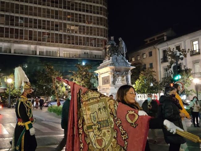 La concejala Lucía Garrido traslada el Estandarte Real desde la Alhambra hasta la Capilla Real en el día en el que se cumple el 500 aniversario del traslado, con el mismo itinerario, de los restos de los Reyes Católicos desde el entonces convento de San Francisco, hoy Parador de Turismo, hasta la Capilla Real de Granada que celebra, por tanto, su V Centenario