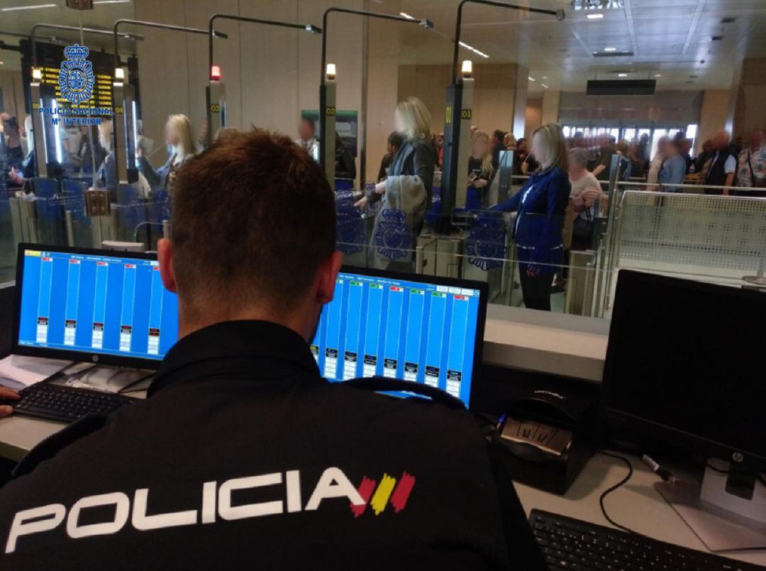 Imagen de archivo de un agente de la Policía Nacional en el Aeropuerto de Ibiza