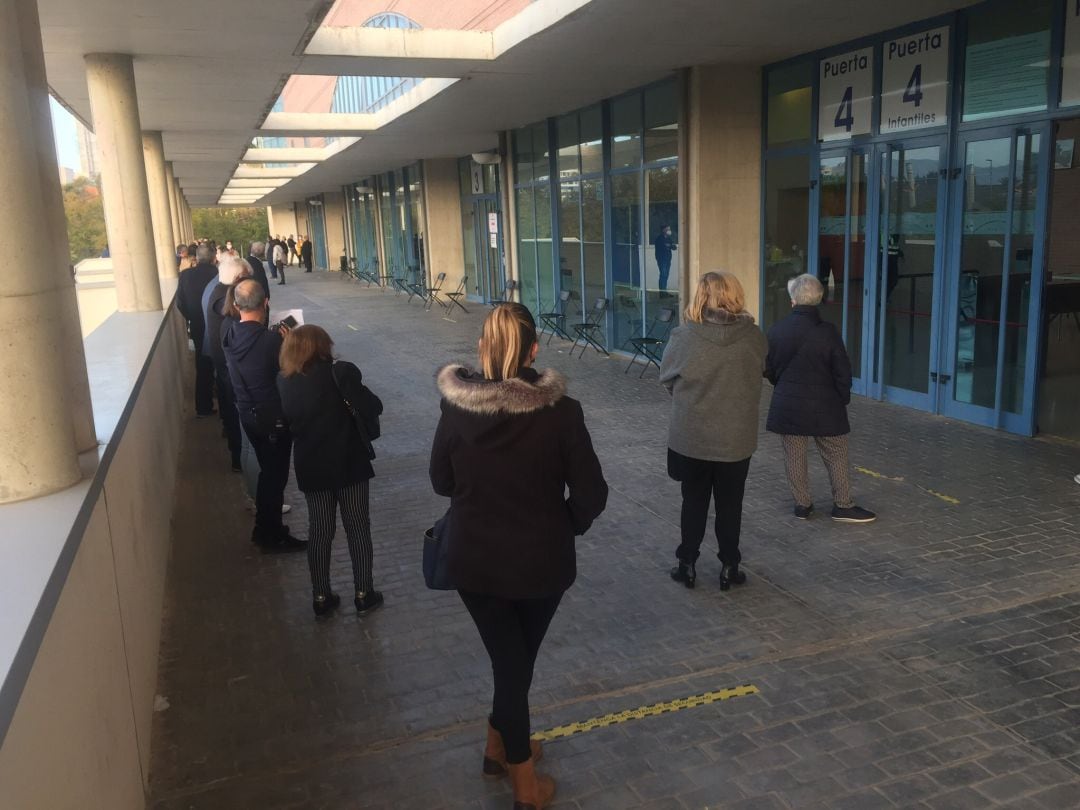 Fila de murcianos y murcianas para recibir la vacuna contra el Covid19 en el Palacio de los Deportes de Murcia