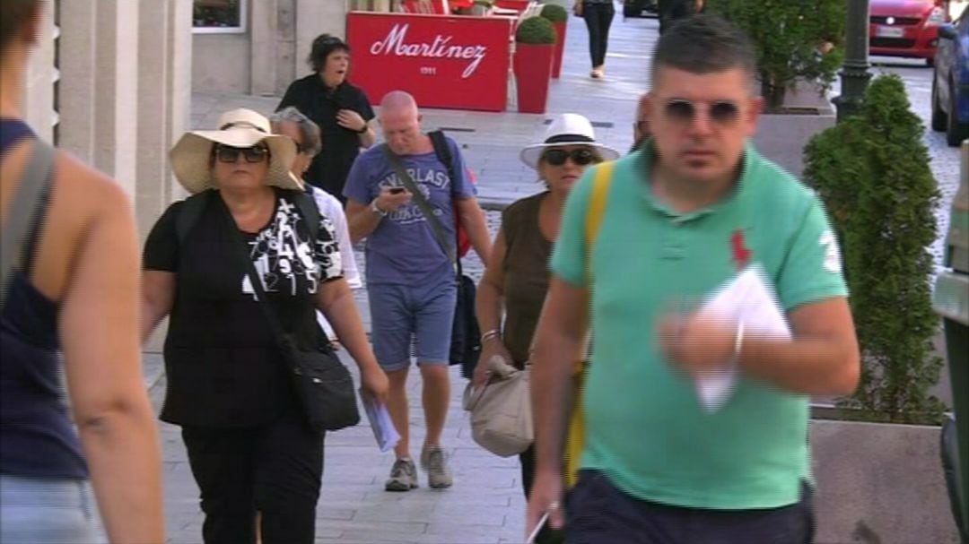 Turistas paseando por Vigo.