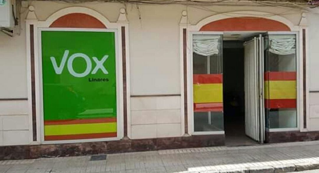 Imagen exterior de la primera sede del partido en Linares