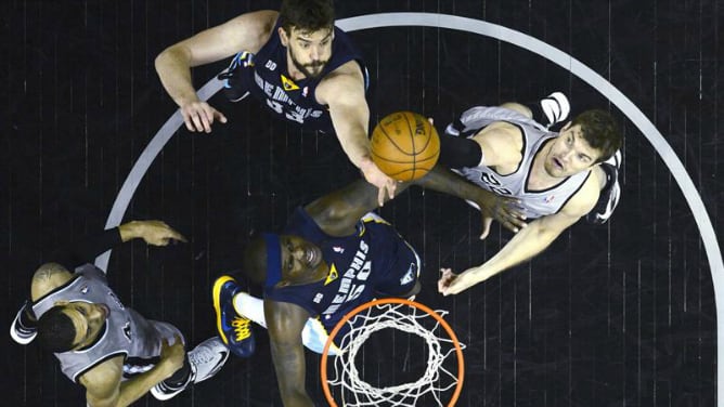 El pívot español de los Grizzlies va a por un rebote en el primer partido de la Conferencia Oeste en el que San Antonio se impuso por 83-105.