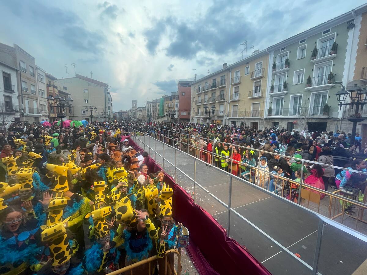 La Gran Rúa llena de color y alegría el Carnestoltes de Fraga