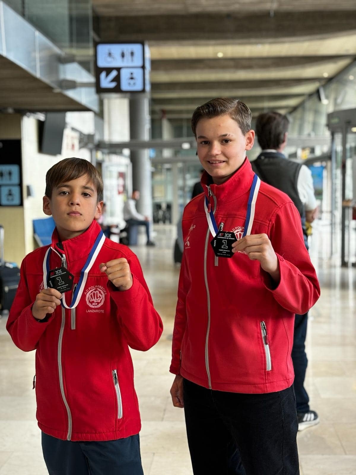 Caleb Padrón y Amelie Skiba, karatekas del club Poliarrecife.