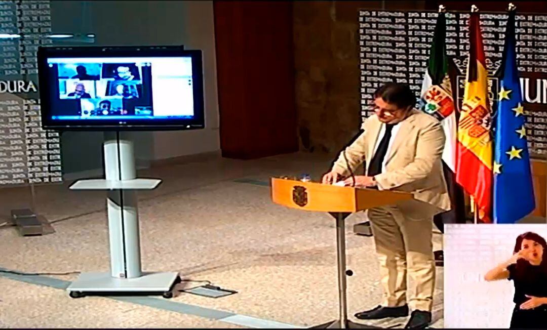 El consejero, José María Vergeles, atiende las preguntas de los periodistas