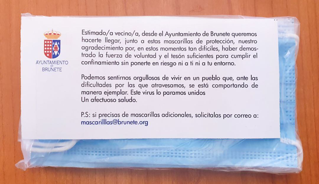 Bolsa de plástico con mascarillas que serán distribuidas en Brunete