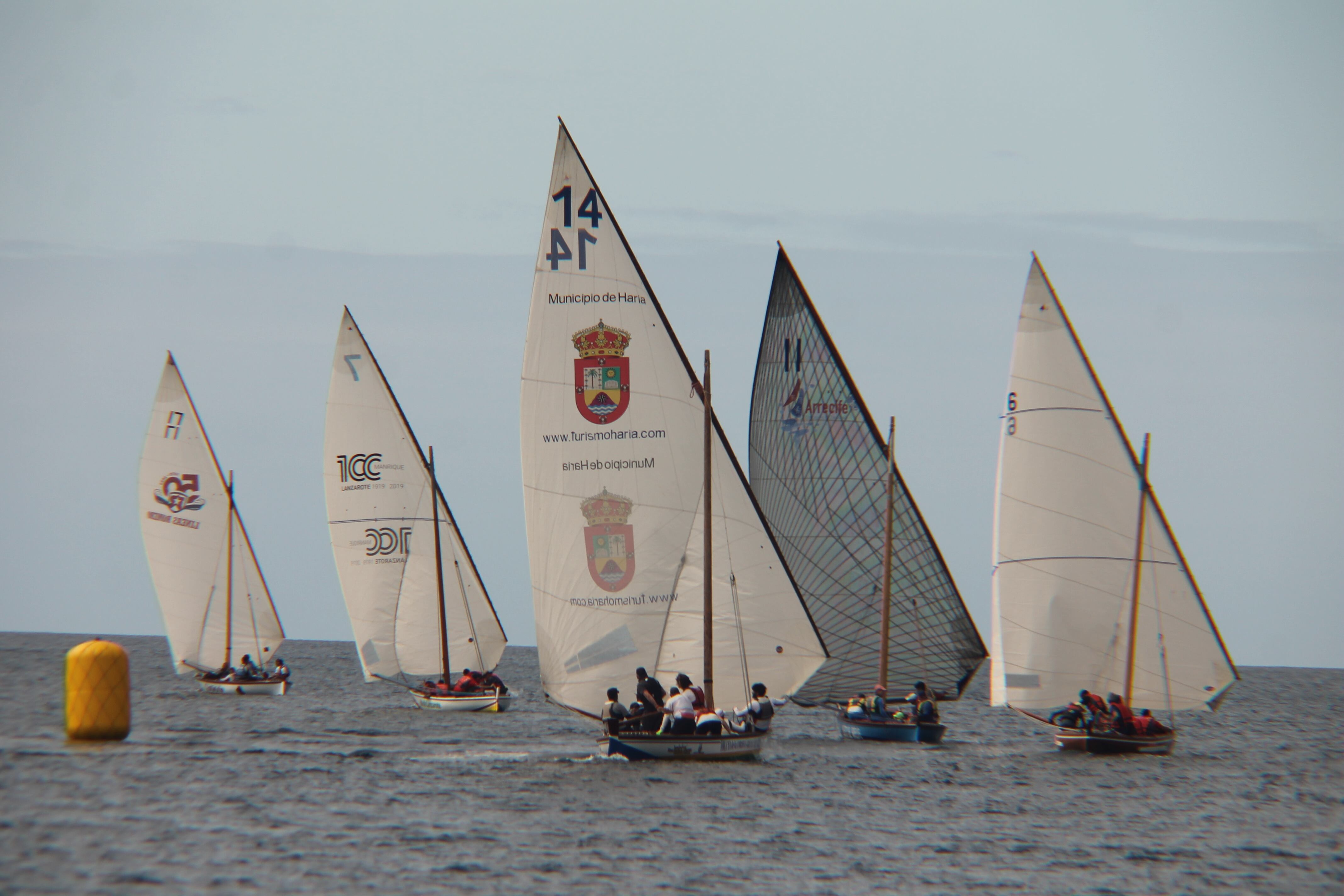 Algunos de los barquillos participantes en la regata.