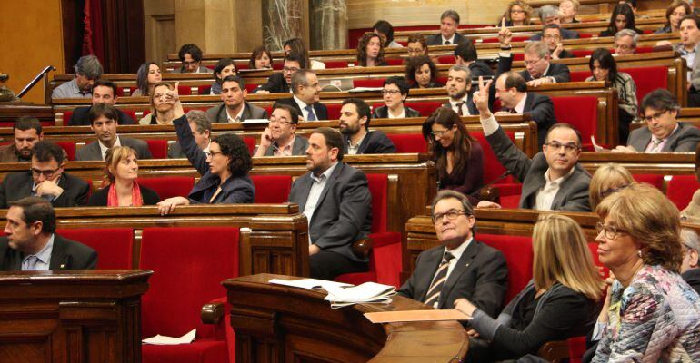 Moment de la votació de la moció presentada per ICV-EUiA