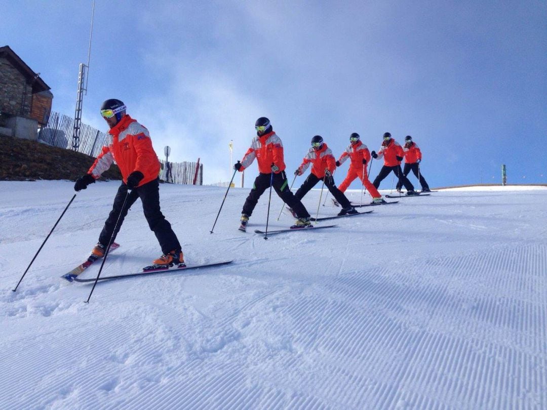 Un instructor en una classe d'esquí a Andorra.