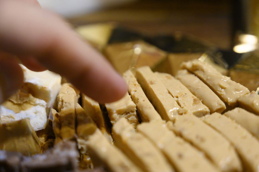 Blando o duro, de Jijona o de Alicante, de sabores clásicos o con esencia de gin tonic, en tableta o en torta, el turrón es sin duda el protagonista de la Navidad.