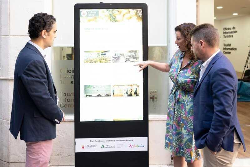 La alcaldesa de Almería, María del Mar Vázquez, ha presentado los 17 tótems interactivos que se han instalado en la ciudad .