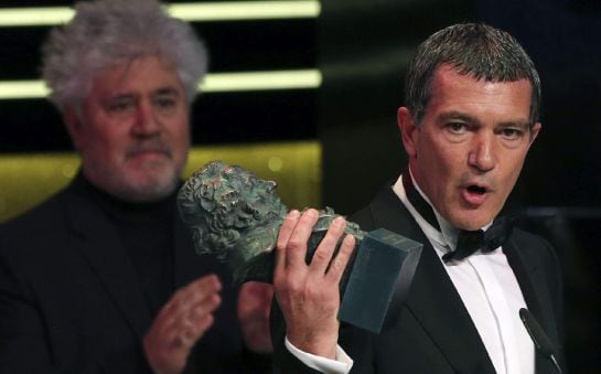 El actor Antonio Banderas, acompañado por el director Pedro Almodóvar recibe el Goya de Honor durante la gala de entrega de los premios Goya