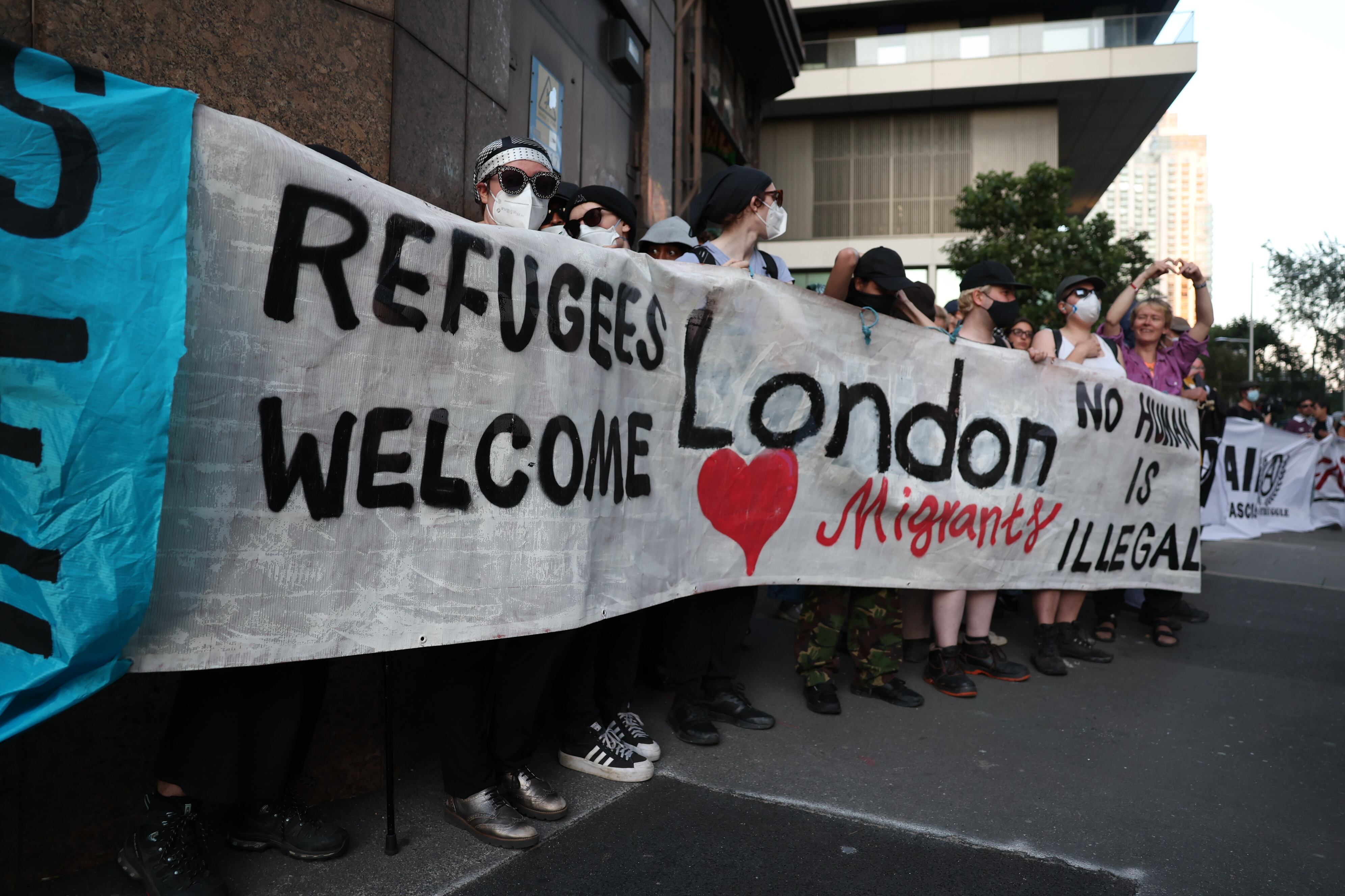 Manifestantes antifascistas sostienen pancartas frente al Hotel Britannia, donde se alojan solicitantes de asilo, durante una manifestación contra la extrema derecha frente al hotel en Londres, Gran Bretaña, el 8 de agosto de 2025.