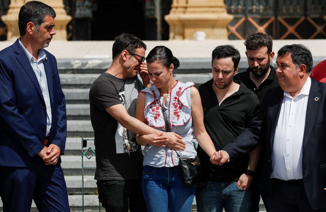 En el centro, los hijos del vecino de Errenteria fallecido tras tras ser víctima de una agresión en San Sebastián. 