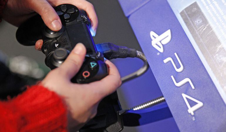 Un usuario juega con la videoconsola ‘PlayStation 4’ de Sony durante una feria