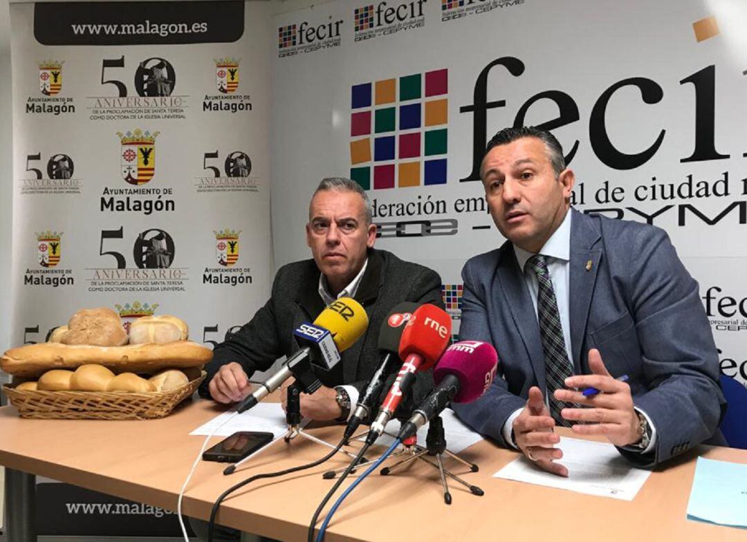 El alcalde de Malagón, Adrián Fernández y el presidente de AFEXPAN Rafael Lorca han firmado el convenio de cesión del espacio que albergará la Escuela Regional