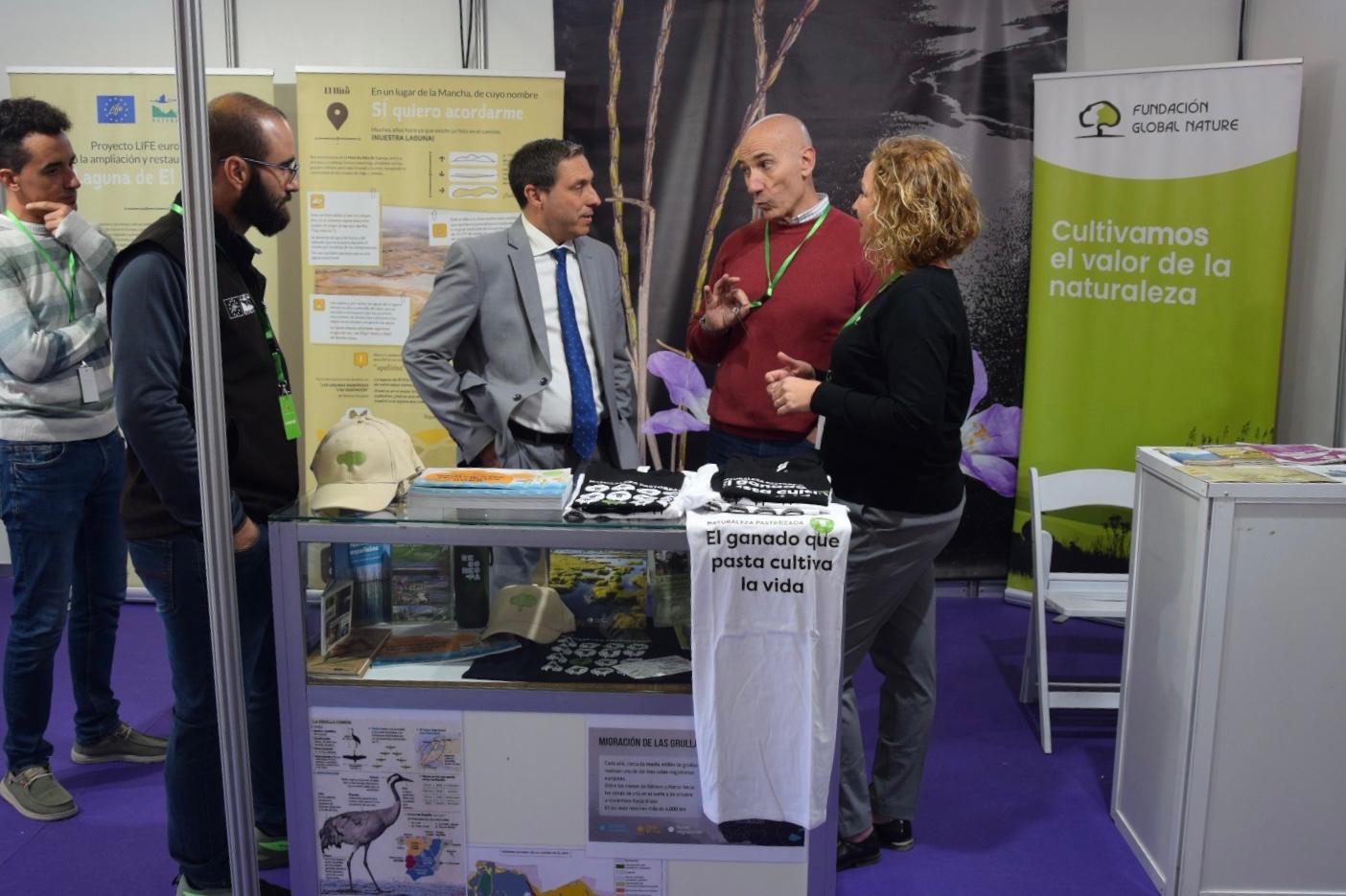 Álvaro Martínez Chana, presidente de la Diputación de Cuenca, visita el stand de Global Nature en la feria Naturama'25.