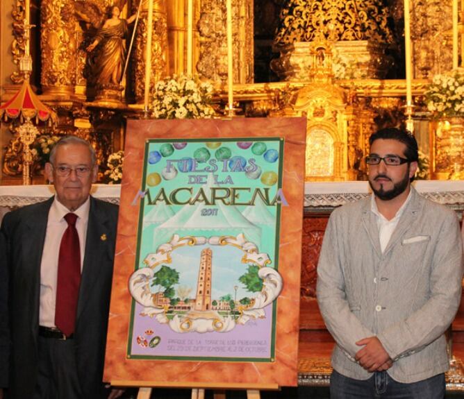 Manolo García, hermano mayor de la Macarena, y el artista Sergio Sánchez flaquean el cartel anunciador de las fiestas de este año 2011.