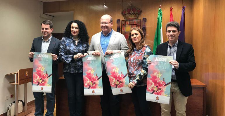 Álvarez, Azañón, Márquez, Morales y Heras posan con el cartel de primavera.