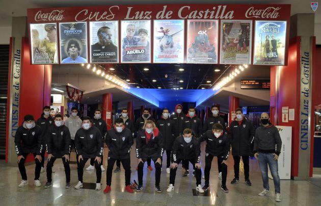 Plantilla de la Gimnástica Segoviana posan a la entrada de Cines Luz de Castilla