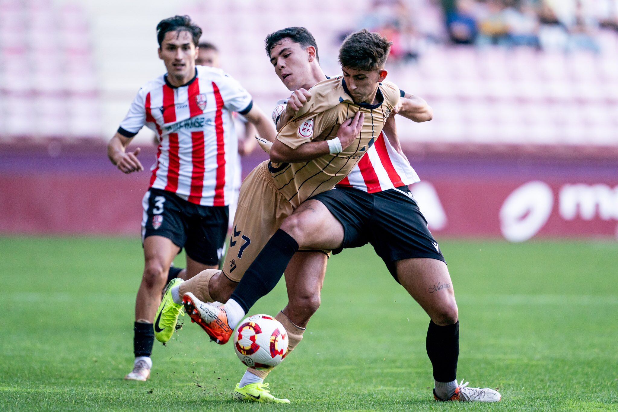 Eloy Moreno intenta robarle el balón a Aitor Galarza / SD Eibar