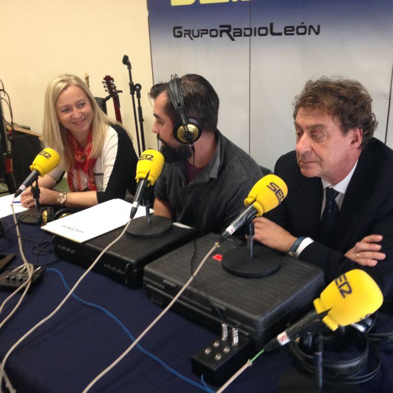 La directora de la Escuela de Música, Isabel González ye l concejal de Educación, Javier García Prieto con el presentador de Hoy por Hoy León