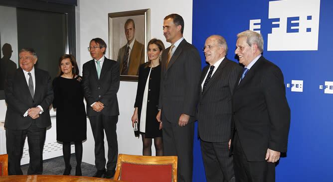 Los Príncipes de Asturias, Felipe y Letizia, posan con la vicepresidenta del Gobierno, Soraya Sáenz de Santamaría (2i); el presidente del Imparcial, Luis María Ansón (i); el presidente de la Agencia Efe, José Antonio Vera (3i), y los periodistas Miguel Án