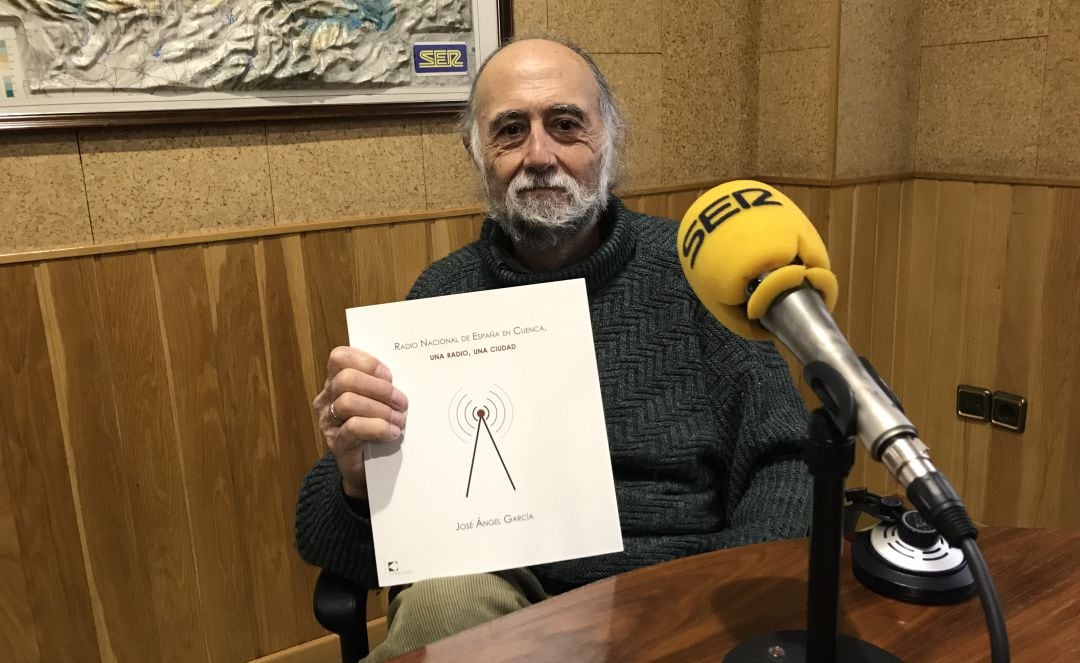 José Ángel García con un ejemplar del libro en los estudios de SER Cuenca.