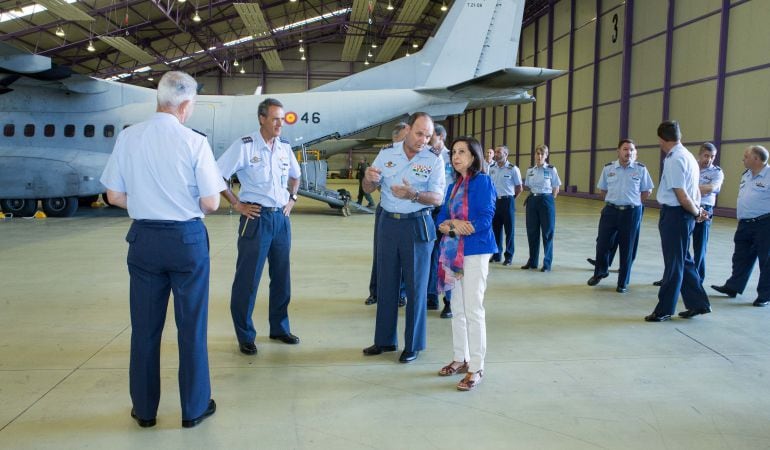 La ministra ha visitado las instalaciones de la Base Aérea de Getafe