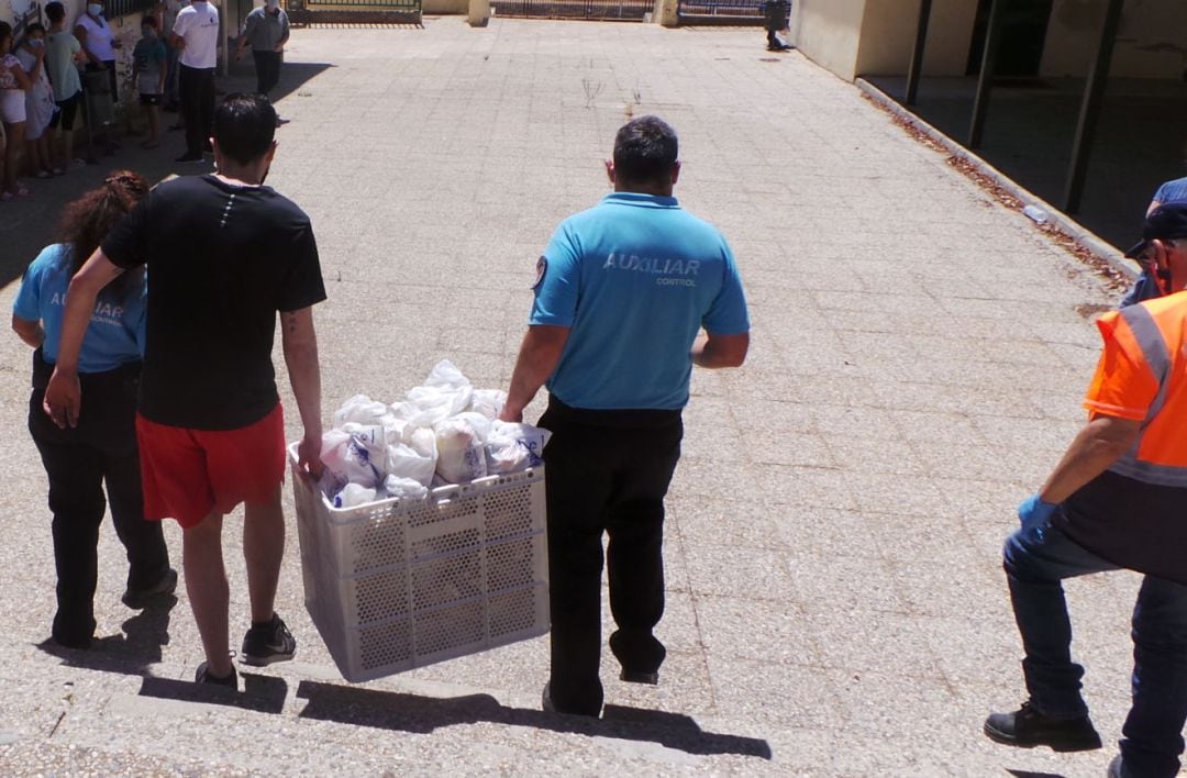 Imagen de archivo, de camino a uno de los comedores escolares en la ciudad de Puertollano